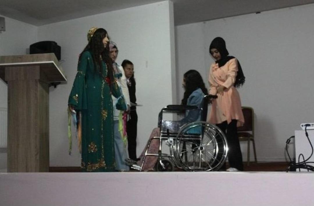 Lise &Ouml;ğrencileri Annelerini Ağlattılar