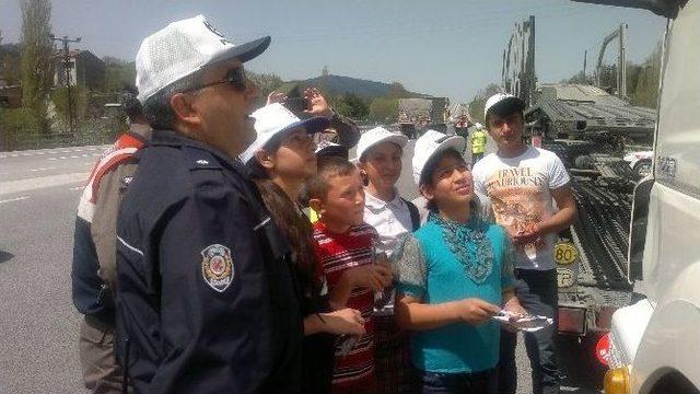 Boz&uuml;y&uuml;k&rsquo;te Trafik Ekipleri Ve Jandarmadan Ortak Trafik Haftası Etkinliği 1