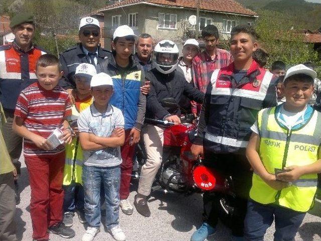 Boz&uuml;y&uuml;k&rsquo;te Trafik Ekipleri Ve Jandarmadan Ortak Trafik Haftası Etkinliği 2