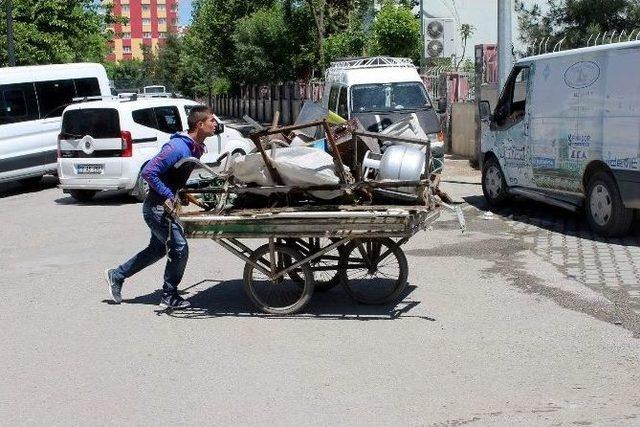 Ekmeğini Hurdadan Çıkarıyor