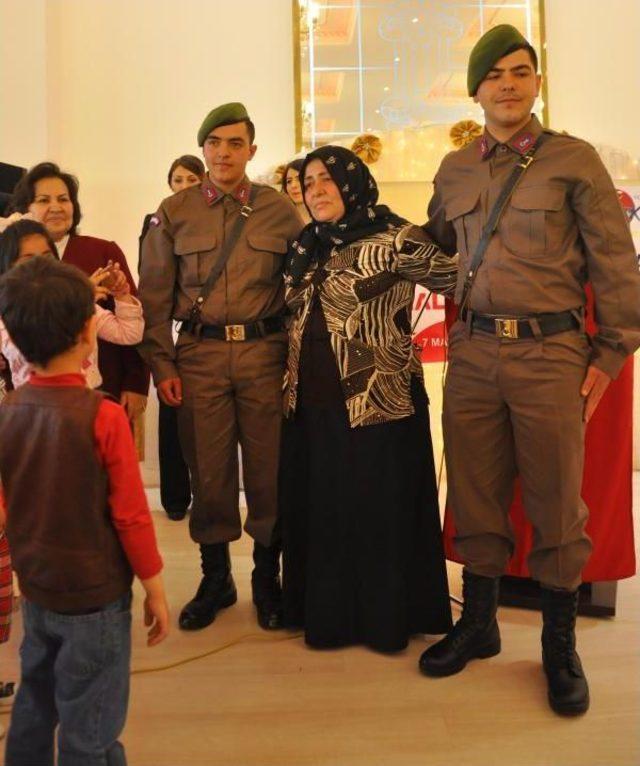 Asker Ikizler Anneleriyle Buluşturuldu