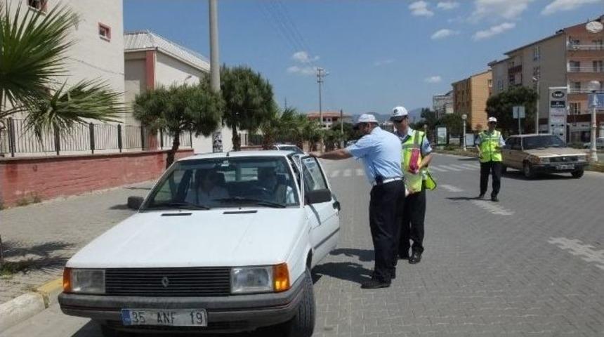 Burhaniye&rsquo;de Trafik&ccedil;ilerden &Ccedil;ikolatalı Denetim