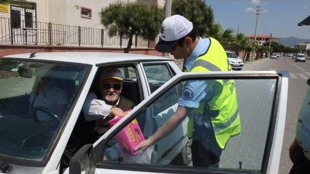 Burhaniye’de Trafikçilerden Çikolatalı Denetim