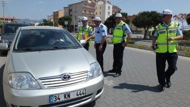 Burhaniye’de Trafikçilerden Çikolatalı Denetim