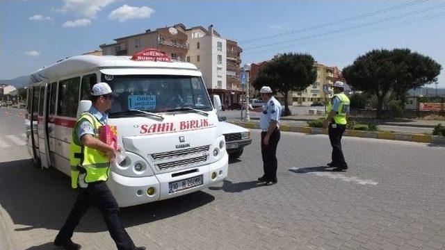 Burhaniye’de Trafikçilerden Çikolatalı Denetim