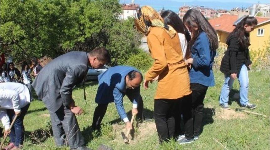 Başkan &Ouml;zaltun &Ouml;ğrencilerle Fidan Dikti
