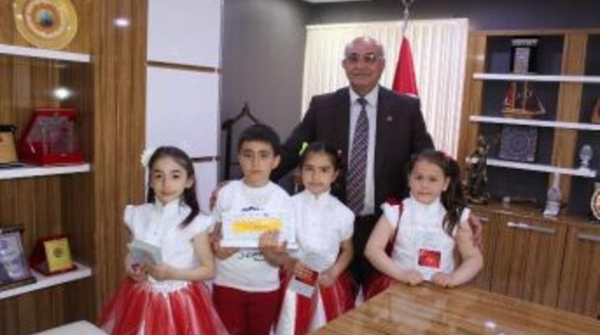 &Ouml;ğrenciler Saygı Konulu Broş&uuml;r Dağıttılar