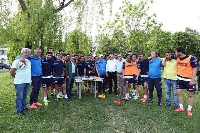 Başkan Toçoğlu Sakaryasporlu Futbolcuların Antremanına Katıldı