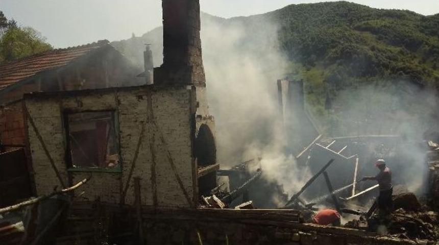 Bartın&rsquo;da Ev Yangını