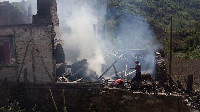 Bartın&rsquo;da Ev Yangını 1