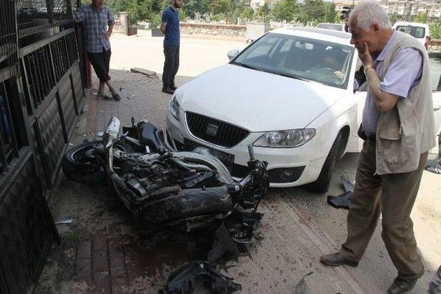 Otomobil İle Motosiklet Çarpıştı: 1 Yaralı 1