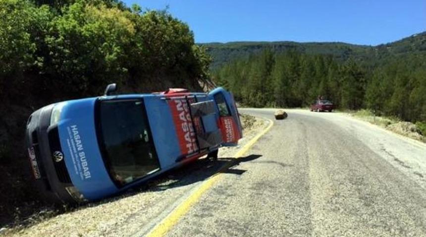 Bağımsız Adayın Se&ccedil;im Minib&uuml;s&uuml;ne Kaya Par&ccedil;ası &Ccedil;arptı: 1 &Ouml;l&uuml;, 4 Yaralı