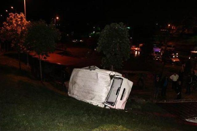 Minibüs, Tekerleği  Rögara Girince 5 Metreden Parka Uçtu: 4 Yaralı