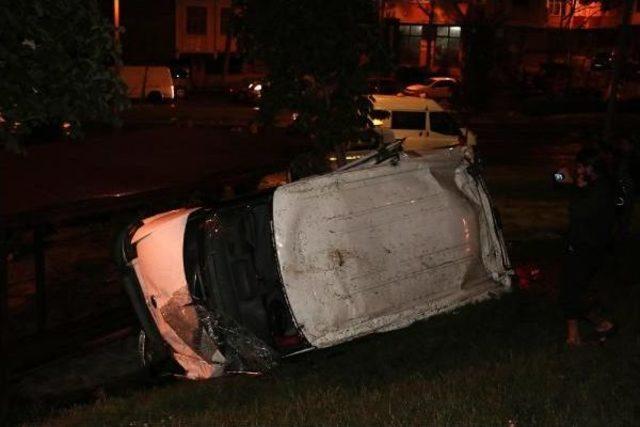 Minibüs, Tekerleği  Rögara Girince 5 Metreden Parka Uçtu: 4 Yaralı