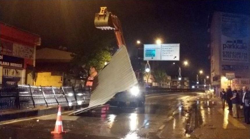 Şiddetli R&uuml;zgar &Ccedil;atıları U&ccedil;urdu