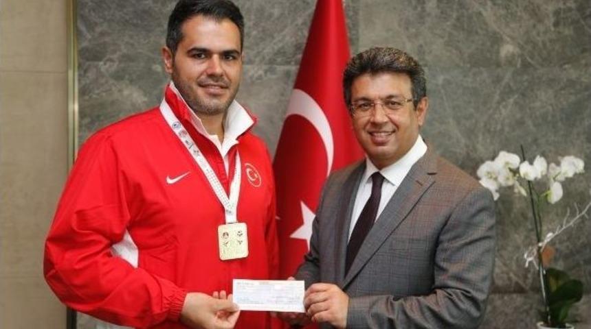 Avrupa Şampiyonu&rsquo;na Başkan Karadeniz&rsquo;den &Ouml;d&uuml;l