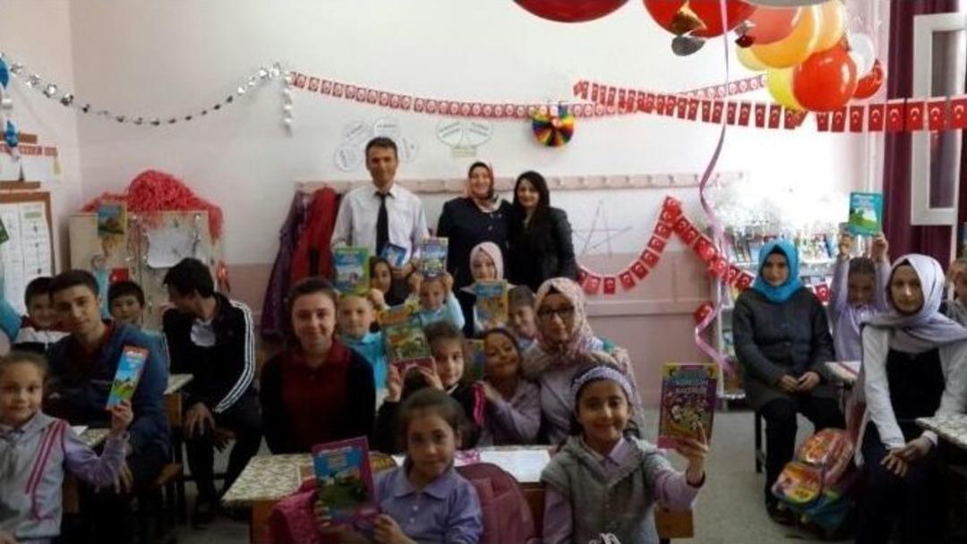 Anadolu Lisesi &Ouml;ğrencileri, Miniklere Kitap Hediye Etti