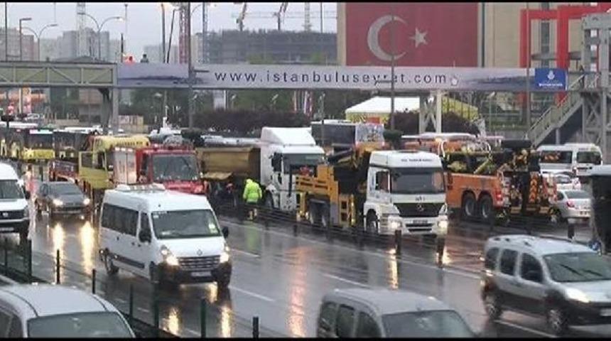 Kamyon Metrob&uuml;s Yoluna Girdi, Seferler Durdu