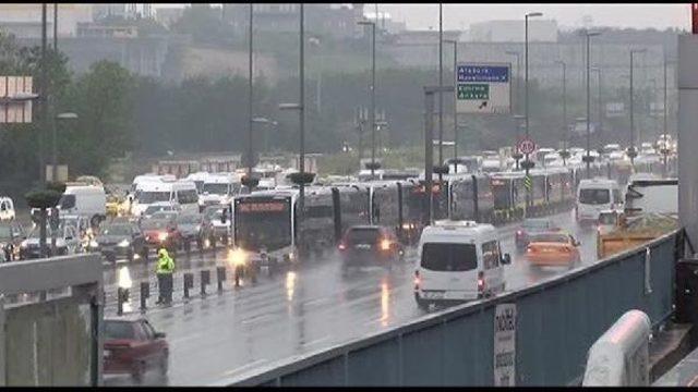 Kamyon Metrobüs Yoluna Girdi, Seferler Durdu