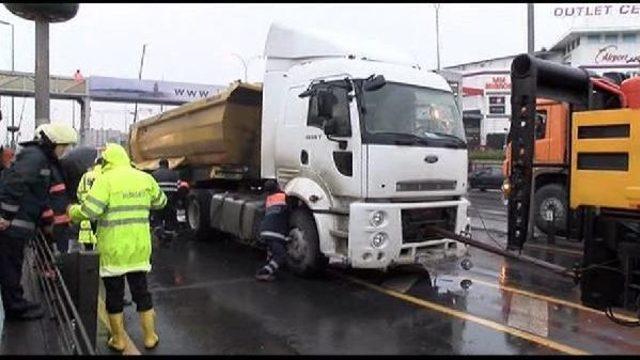 Kamyon Metrobüs Yoluna Girdi, Seferler Durdu