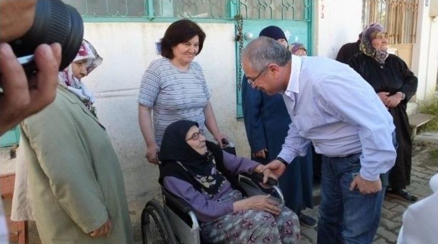 Burhaniye&rsquo;de Yaşlı Kadın Validen Yol İstedi