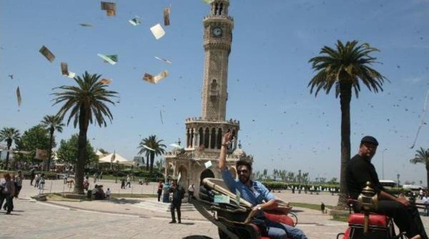 Konak Meydanı'nda Sahte Euro'larla Sevgisili Için Şov Yaptı