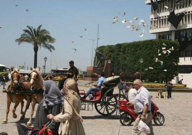 Konak Meydanı'nda Sahte Euro'larla Sevgisili Için Şov Yaptı