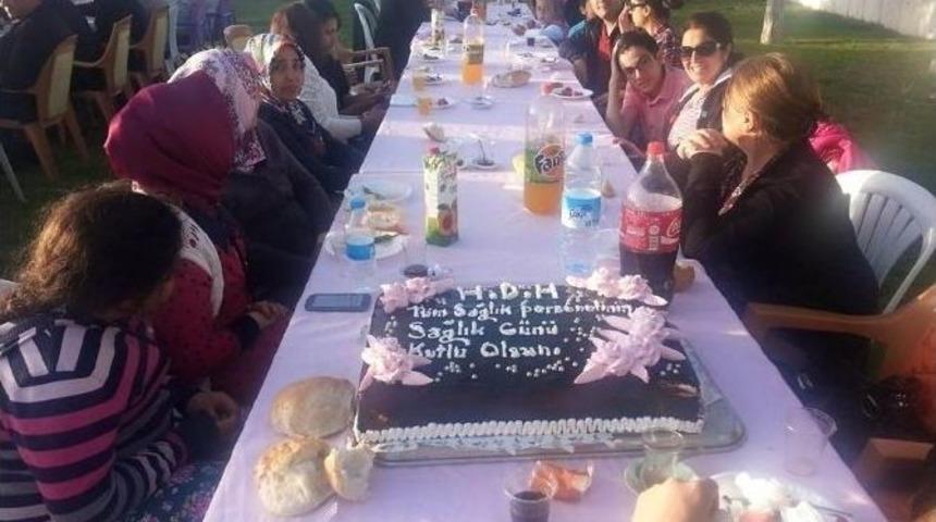 H&uuml;y&uuml;k&rsquo;te Sağlık &Ccedil;alışanları G&uuml;nlerini Yaş Pasta Keserek Kutladı