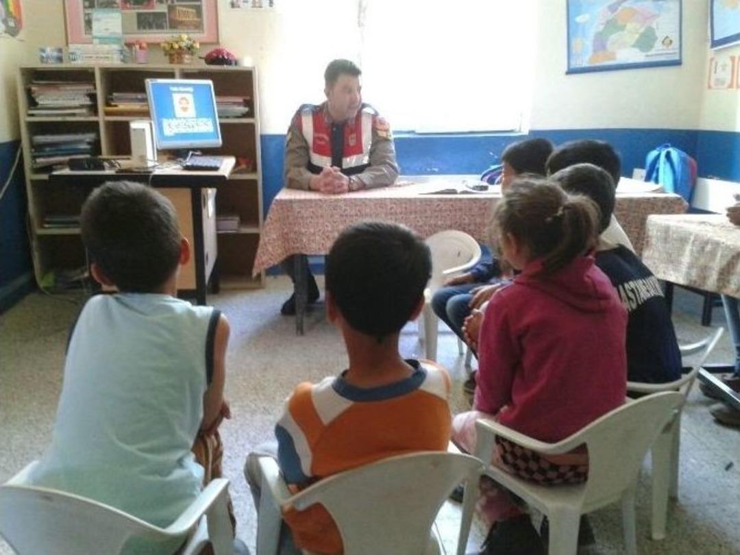 &Ccedil;anakkale Jandarma Trafik Ekiplerinden Eğitim Seferberliği