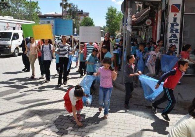 İslahiye'de Öğrenciler Temiz Çevre Için Çöp Topladı