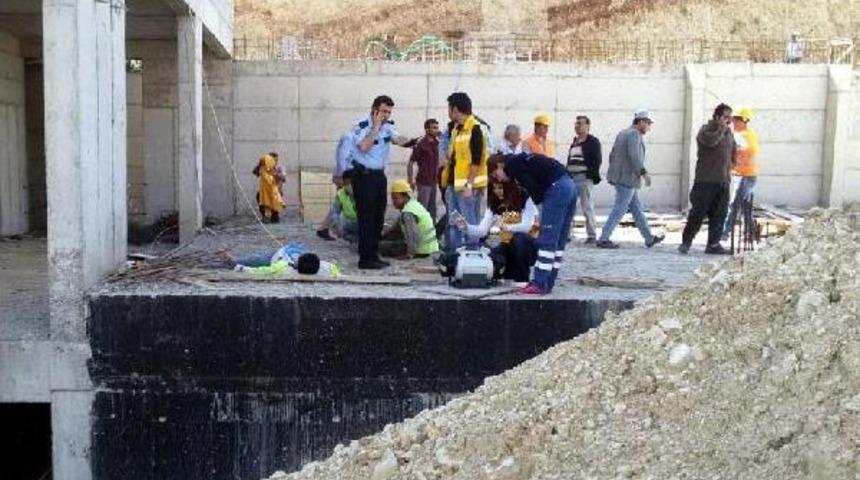 İnşaatın 8'inci Katından D&uuml;şen Iş&ccedil;i &Ouml;ld&uuml;