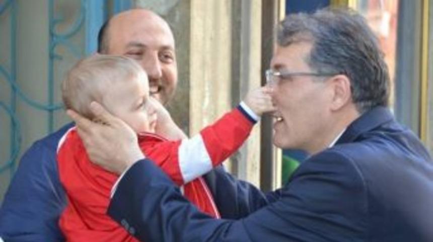 İrgil Burnunu Bebeğe Kaptırdı