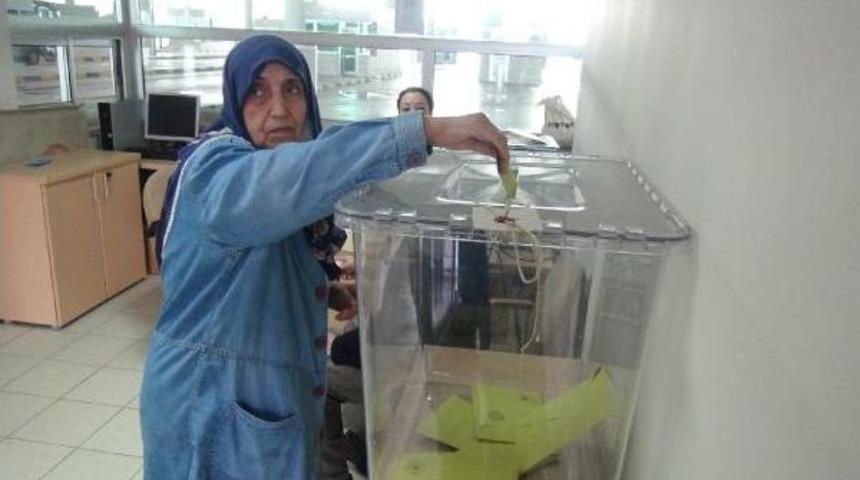 G&uuml;mr&uuml;klerde Oy Verme Işlemi Başladı