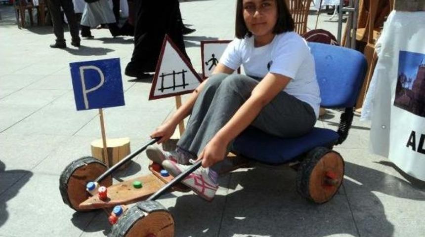 Meşe Ağacından Yaptıkları Ara&ccedil;la Trafik Levhalarını &Ouml;ğreniyorlar