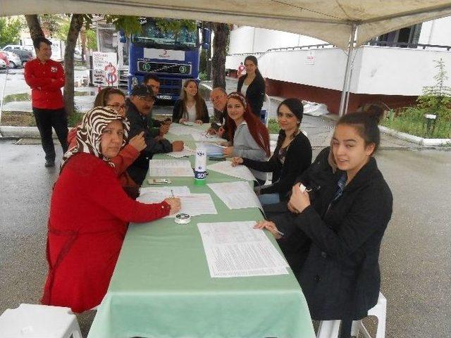 Cumhuriyet Anadolu Lisesi’nde Kan Bağışı Kampanyası