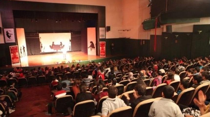 Minikler Fırsat Eşitliği İ&ccedil;in Sahneden Mesaj Verdi