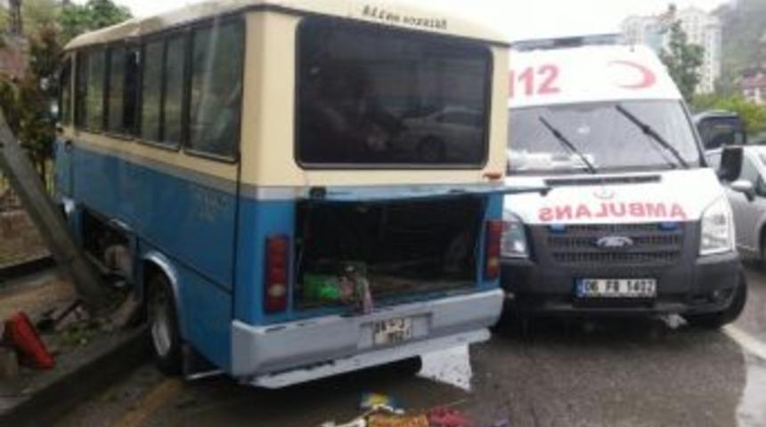 Ankara&rsquo;da Dolmuş Direğe &Ccedil;arptı: 6 Yaralı