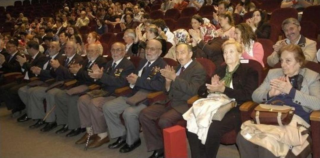 G&uuml;ney Koreli Sanat&ccedil;ılardan Kore Gazilerine Minnet