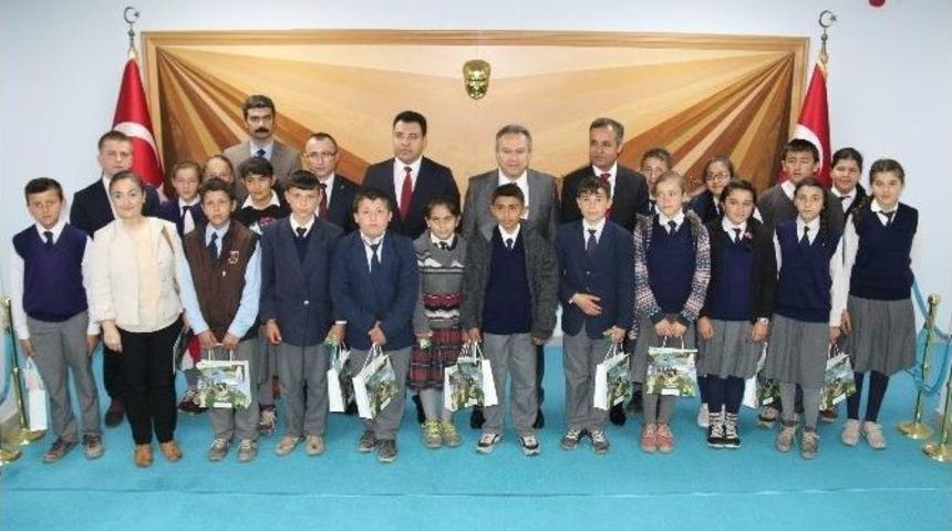 Vali Fidan, &ldquo;&ccedil;anakkale Son Kale&rdquo; Adlı Oyunu Sergileyen &Ouml;ğrencileri Ağırladı