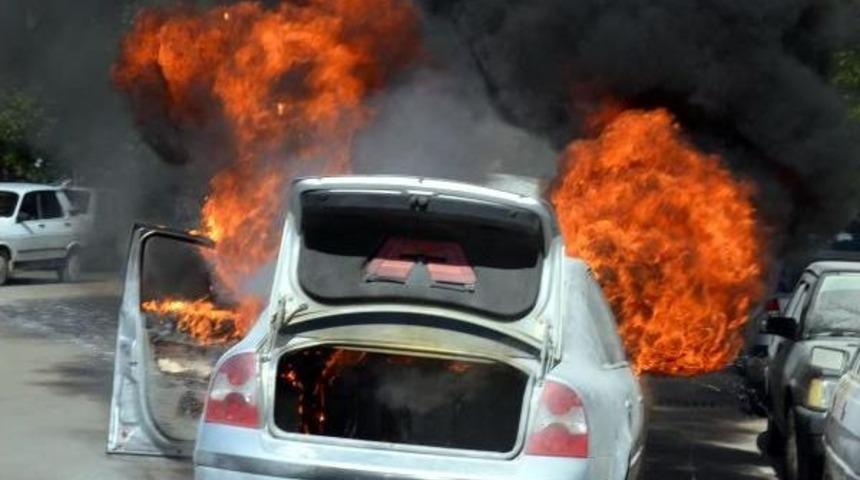 Adana'da Seyir Halindeki Otomobil Yandı