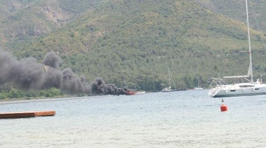 Muğla&rsquo;da Yelkenli Tekne Cayır Cayır Yandı