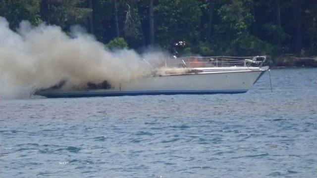 Muğla’da Yelkenli Tekne Cayır Cayır Yandı