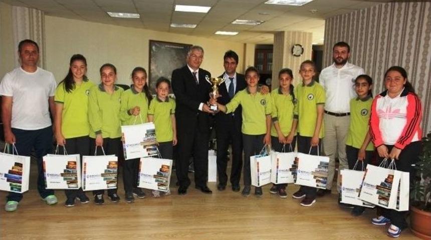 T&uuml;rkiye Şampiyonu Sporculardan Başkan Vekili &Ouml;zak&rsquo;a Ziyaret