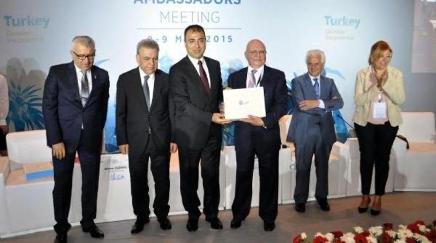 T&uuml;rkiye'de G&ouml;rev Yapan B&uuml;y&uuml;kel&ccedil;iler İzmir'de Buluştu