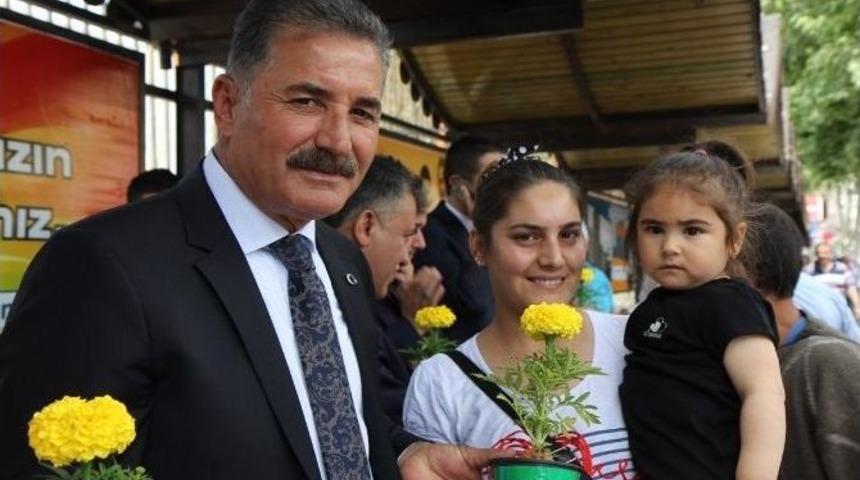 Toroslar Belediyesi&rsquo;nden Annelere 50 Bin &Ccedil;i&ccedil;ek