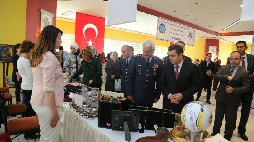 Vali D&uuml;zg&uuml;n, Kartal Vakfı Kermesine Katıldı