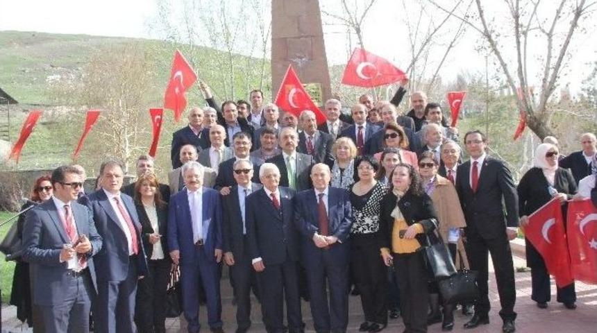 &ldquo;ıı. Uluslararası T&uuml;rk- Ermeni İlişkileri Ve B&uuml;y&uuml;k G&uuml;&ccedil;ler&rdquo; Sempozyumunun Sonu&ccedil; Bildirgesi Yanıkdere Şehitliğinde A&ccedil;ıklandı