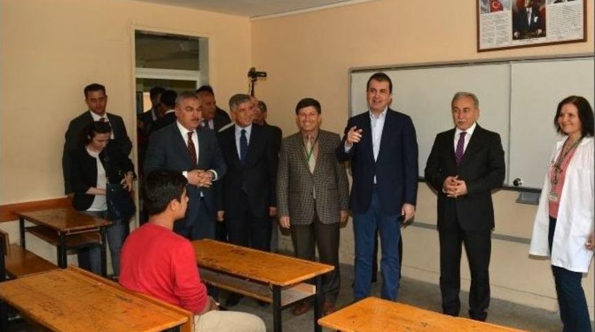 Bakan &Ccedil;elik Okuduğu Liseyi Ziyaret Etti