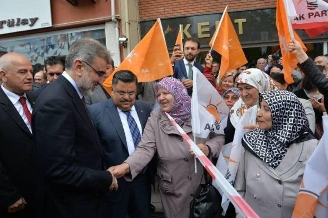 Bakan Yıldız, Cuma Namazı &Ccedil;ıkışı Vatandaşlara Pilav İkram Etti