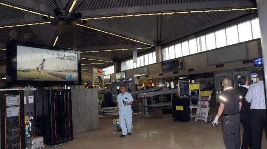 Atat&uuml;rk Havalimanı&rsquo;nda Tavan &Ccedil;&ouml;kt&uuml;: 3 Yaralı